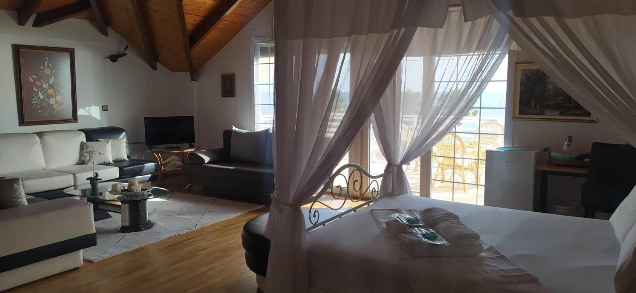Suite In Front Of The Sea Nea Thesi Exterior foto
